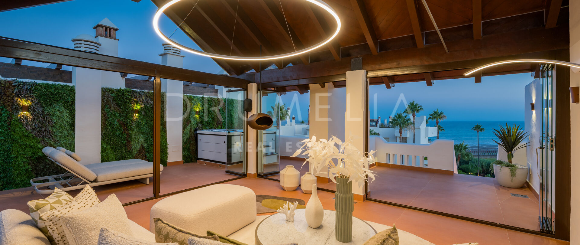 Ático Premium en Primera Línea de Playa en Bahía del Velerín, Estepona Este