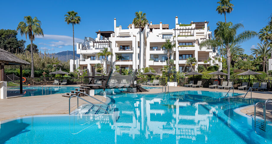 Stylishly renovated beachfront apartment in Bahía del Velerín with luxury features and sea views.