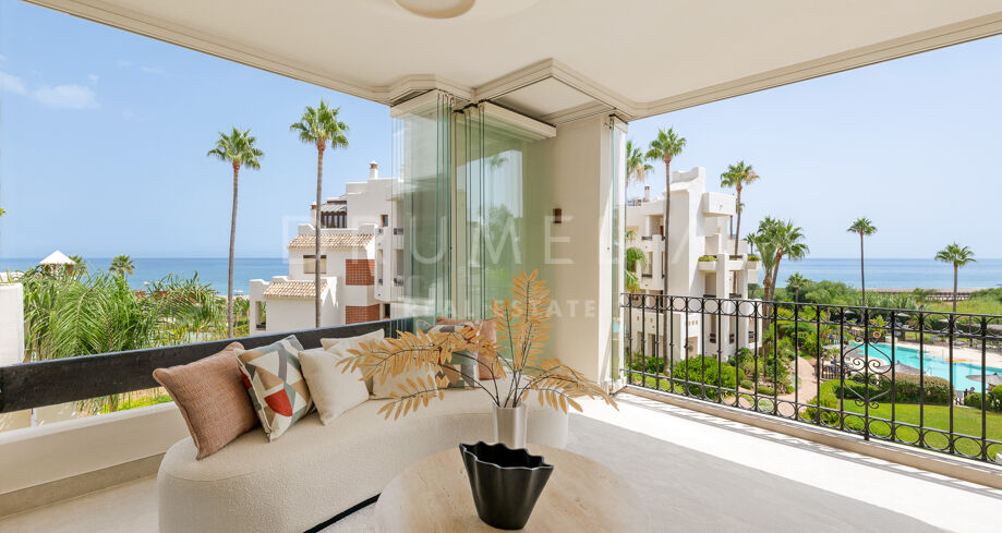Stylishly renovated beachfront apartment in Bahía del Velerín with luxury features and sea views.