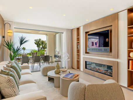 Apartamento en primera línea de playa elegantemente renovado en Bahía del Velerín, con características de lujo y vistas al mar.