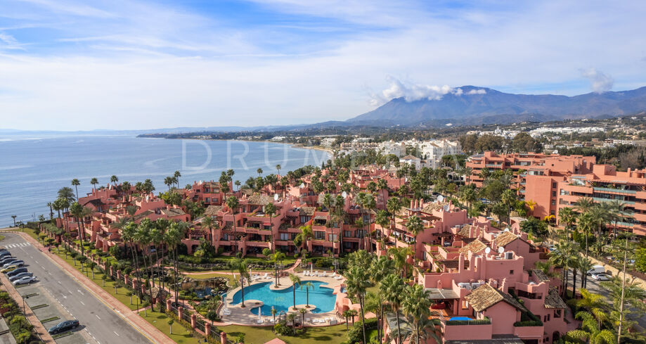 Ático de lujo en primera línea de playa en Cabo Bermejo con jardines tropicales, gimnasio y alta gastronomía.