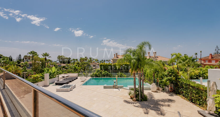 Privévilla met elegante interieurs en royale leefruimtes in Bahía de Marbella