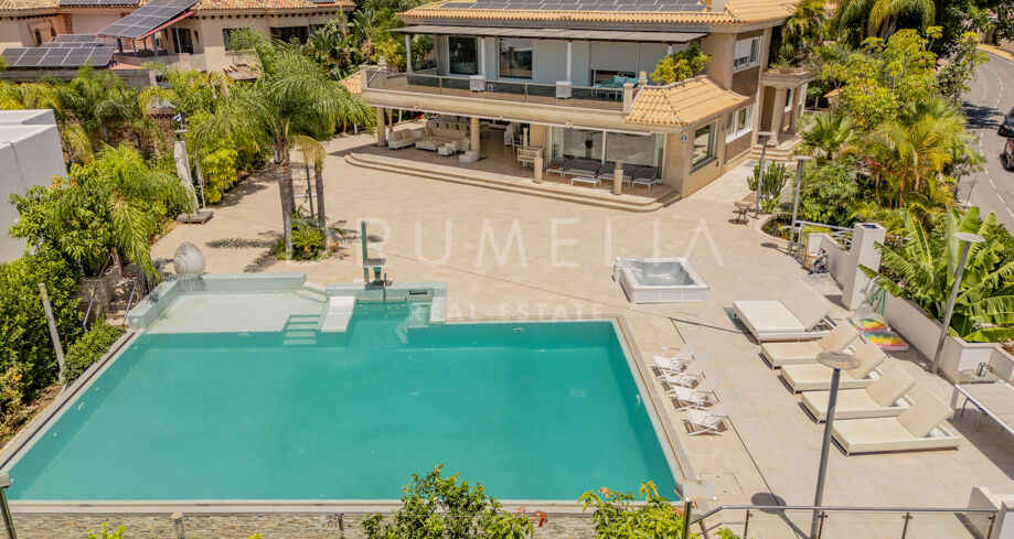 Privévilla met elegante interieurs en royale leefruimtes in Bahía de Marbella