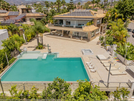 Prywatna willa z eleganckim wnętrzem i przestronnym układem w Bahía de Marbella