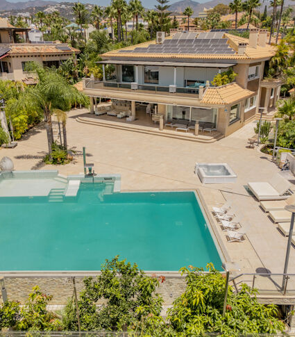 Prywatna willa z eleganckim wnętrzem i przestronnym układem w Bahía de Marbella