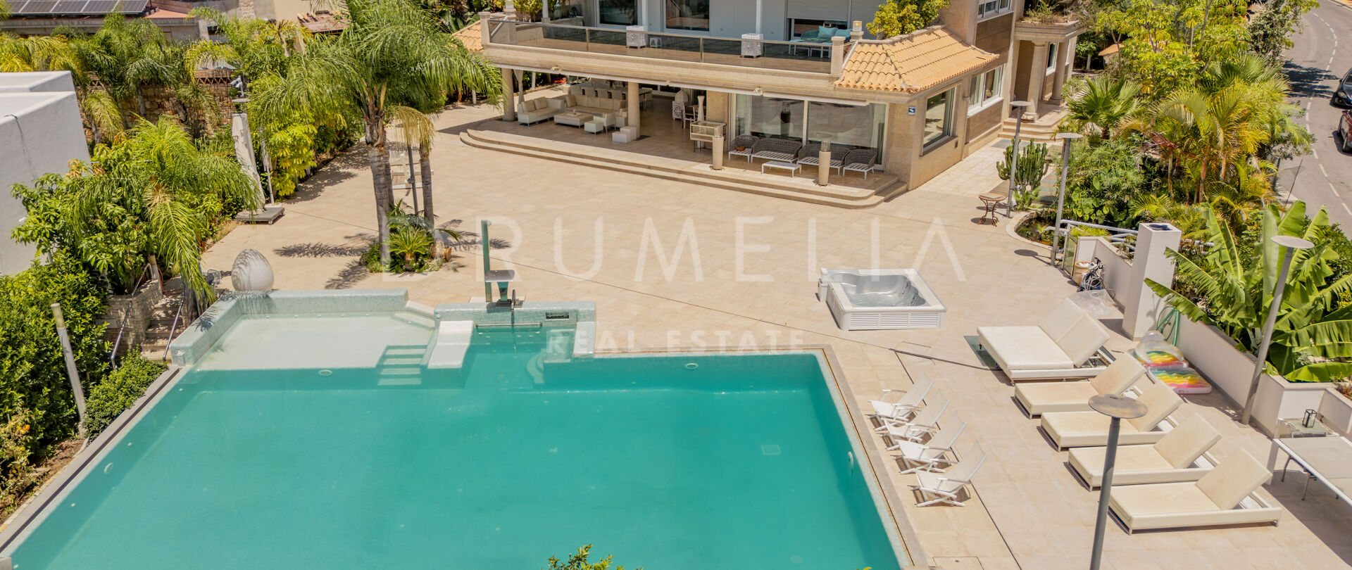 Prywatna willa z eleganckim wnętrzem i przestronnym układem w Bahía de Marbella