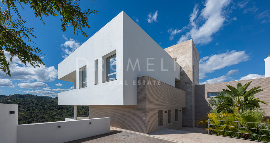 Luxury Villa with Panoramic Terrace in Los Arqueros
