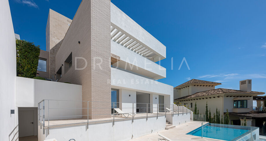 Luxury Villa with Panoramic Terrace in Los Arqueros