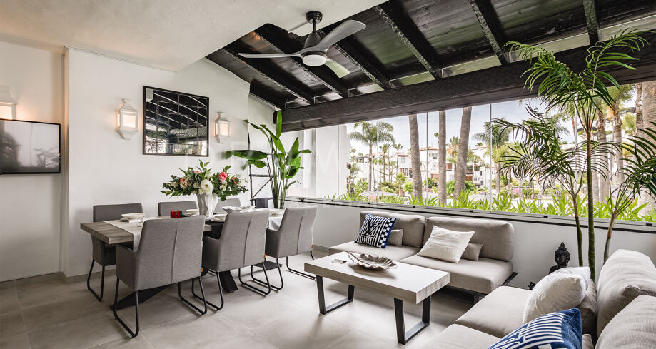 Elegant treromsleilighet med terrasse i Marina de Puente Romano