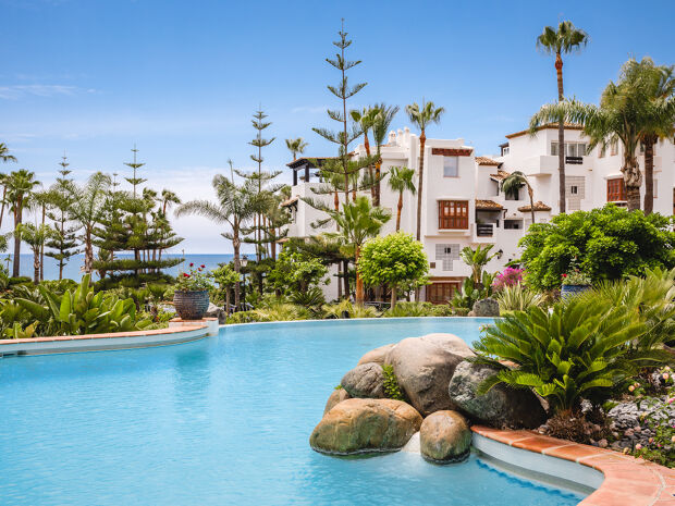 Elegant trerumslägenhet med terrass i Marina de Puente Romano