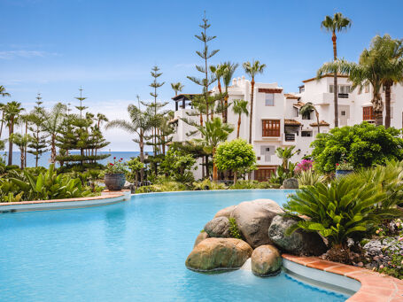 Eleganckie trzypokojowe mieszkanie z tarasem w Marina de Puente Romano