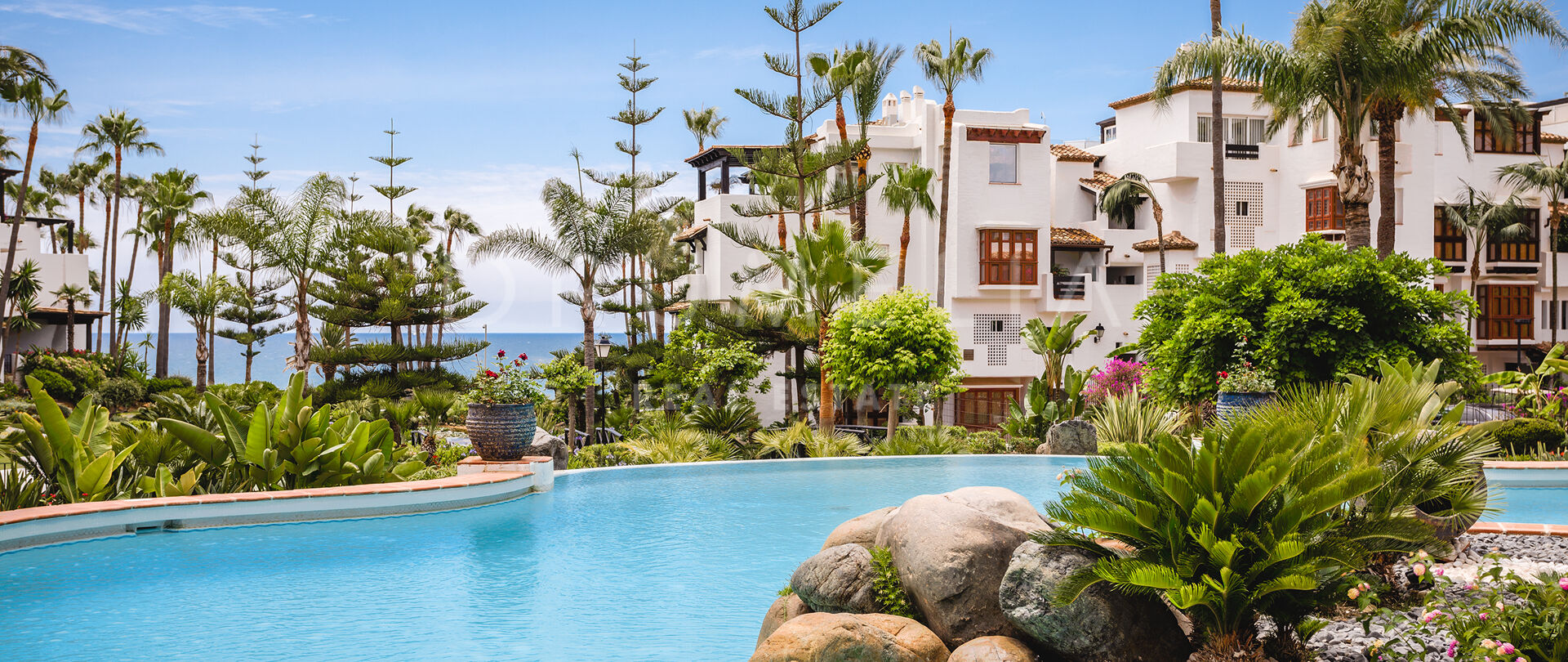 Elegant appartement met drie slaapkamers en terras in Marina de Puente Romano