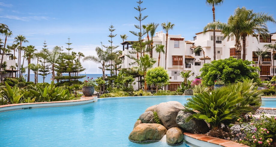 Elegant treromsleilighet med terrasse i Marina de Puente Romano