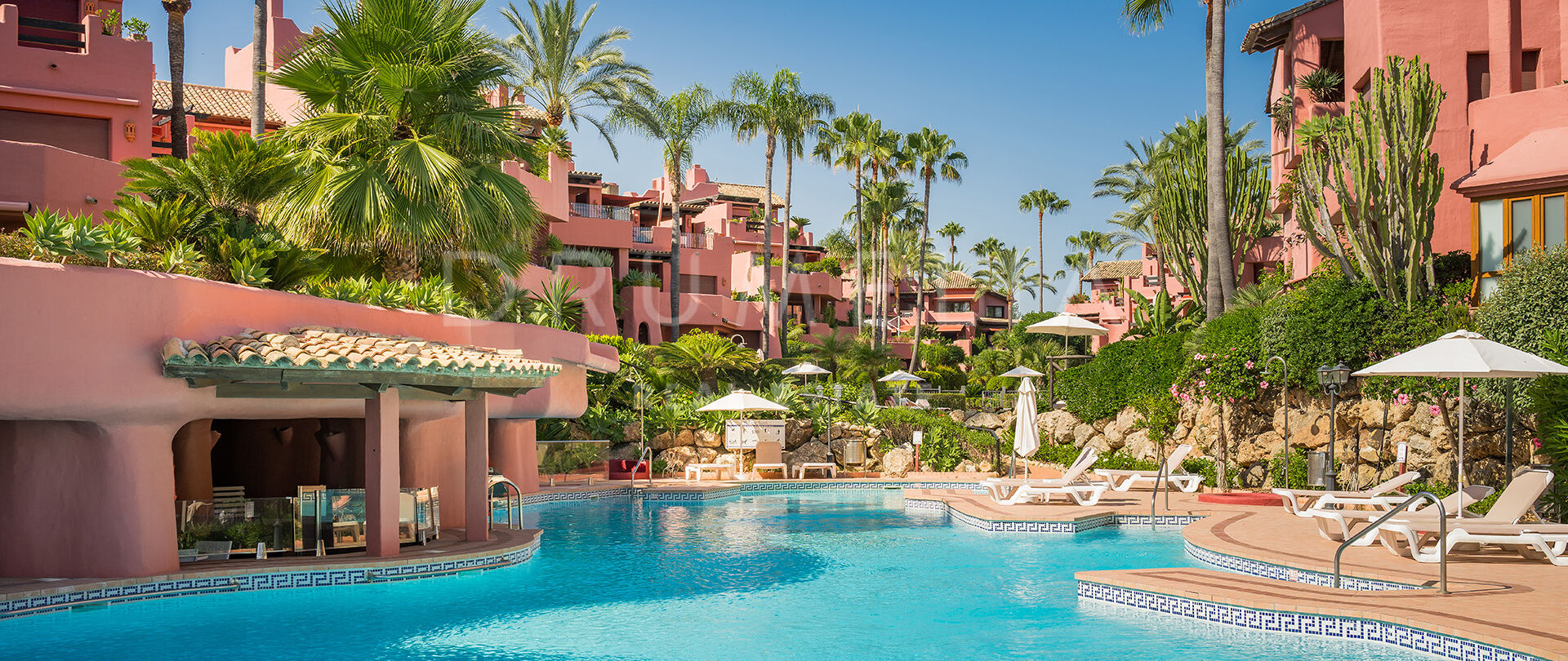 Olśniewający, nowoczesny apartament z trzema sypialniami przy plaży, z widokiem na morze i luksusowymi udogodnieniami w Menara Beach.