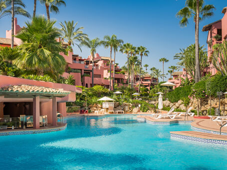 Impresionante y moderno apartamento de 3 dormitorios en primera línea de playa con vistas al mar y comodidades de lujo en Menara Beach.