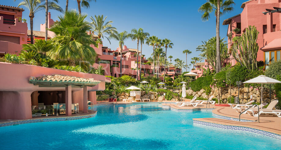 Stunning, modern 3-bed beachfront apartment with sea views and luxury amenities in Menara Beach.