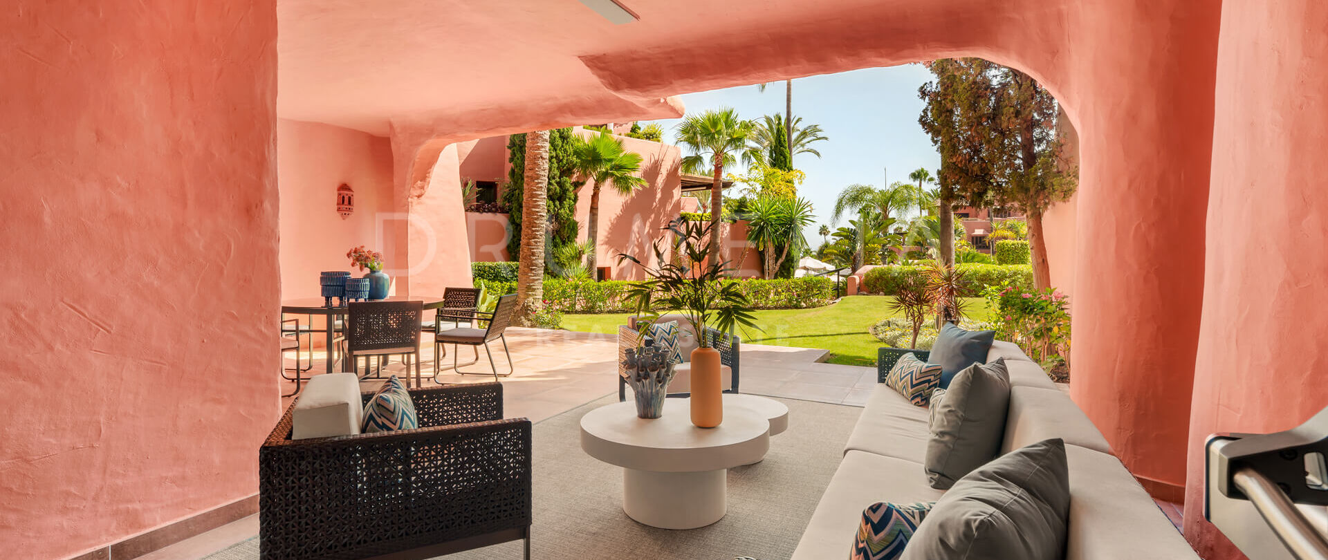 Реконструированные апартаменты на первой линии моря в Торре Бермеха с видом на сад, террасой и первоклассными удобствами.