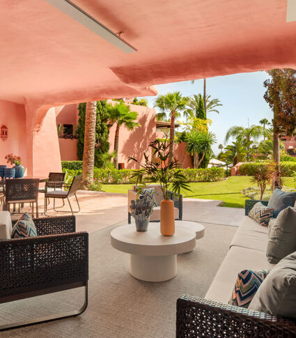 Gerenoveerd appartement aan het strand in Torre Bermeja met uitzicht op de tuin, terras en hoogwaardige voorzieningen.