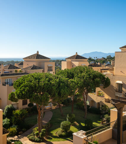 Duplex-takvåning i Hacienda Elviria med havsutsikt, stora terrasser och gemensamma pooler