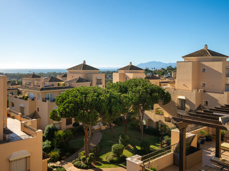 Ático dúplex en Hacienda Elviria con vistas al mar, terrazas envolventes y piscinas comunitarias