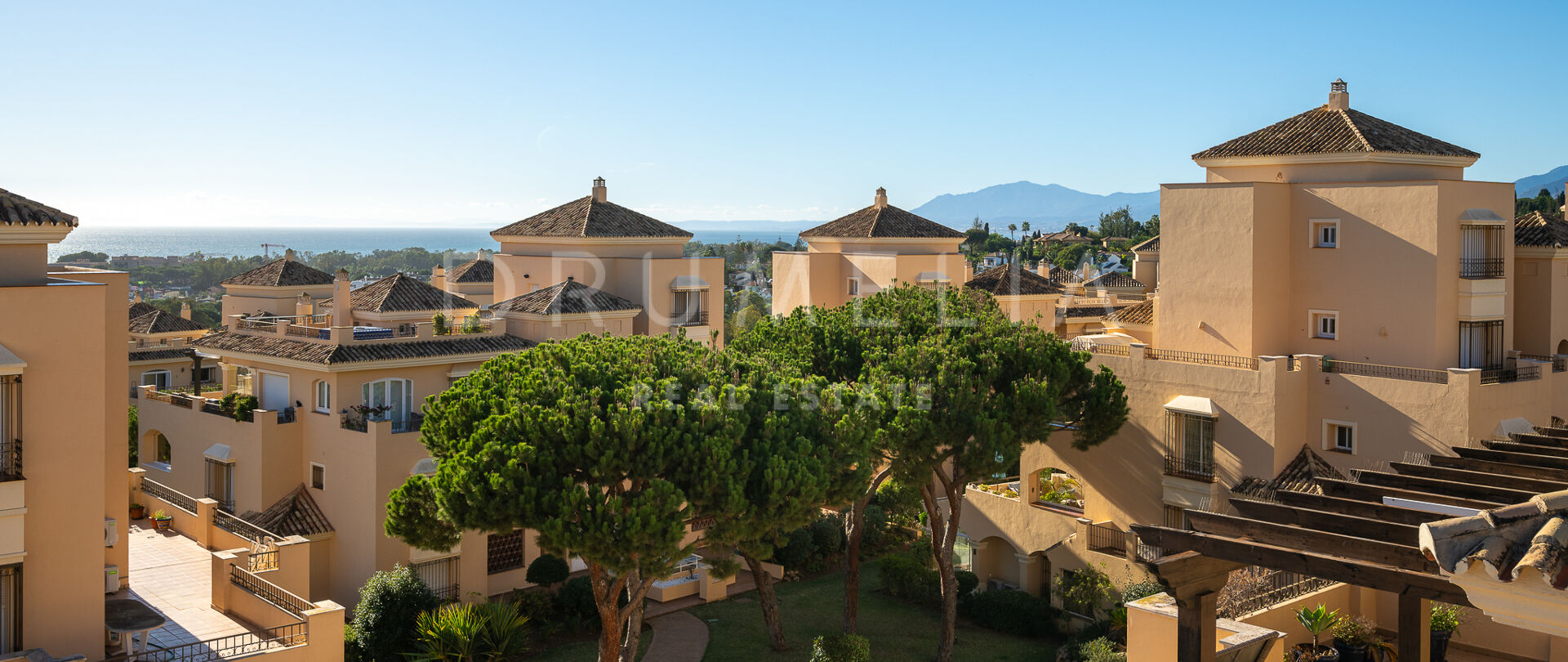 Двухуровневый пентхаус в Hacienda Elviria с видом на море, просторными террасами и общими бассейнами