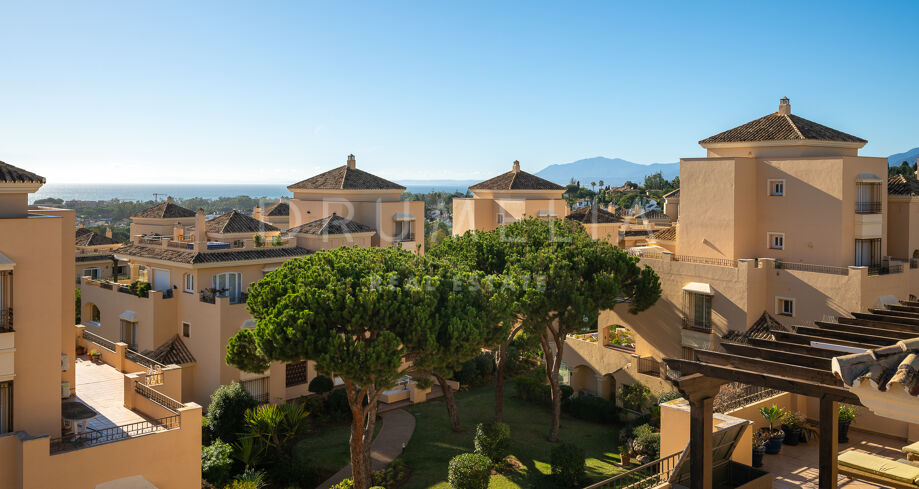 Двухуровневый пентхаус в Hacienda Elviria с видом на море, просторными террасами и общими бассейнами