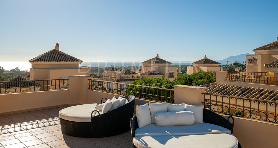 Penthouse dwupoziomowy w Hacienda Elviria z widokiem na morze, dużymi tarasami i wspólnymi basenami
