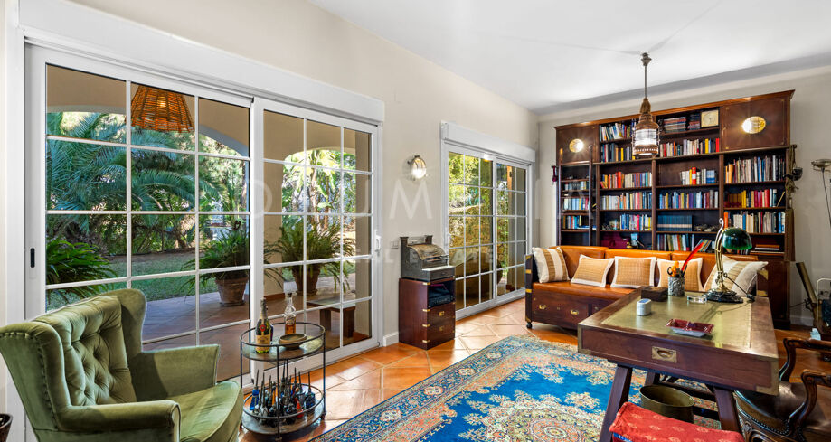 Luxe klassieke villa met panoramisch zeezicht in El Rosario, Oost-Marbella