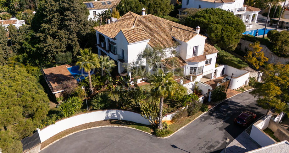Luxe klassieke villa met panoramisch zeezicht in El Rosario, Oost-Marbella