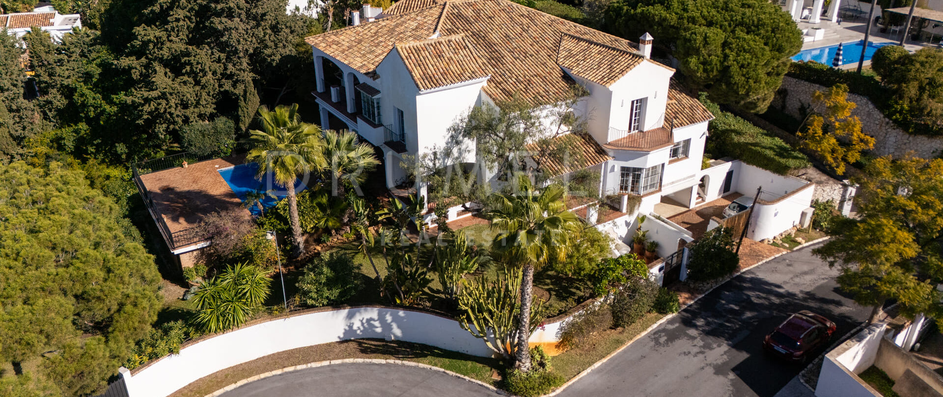 Klassische Luxusvilla mit Panoramablick auf das Meer in El Rosario, Marbella Ost