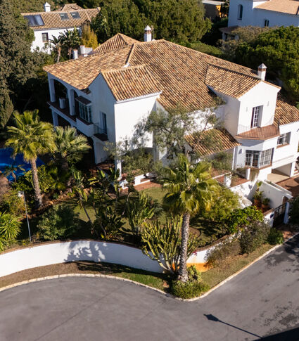 Klassisk lyxvilla med panoramautsikt över havet i El Rosario, Marbella Este