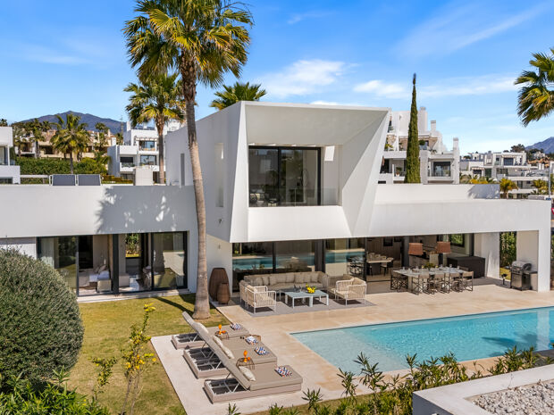 Villa contemporaine avec piscine chauffée & sauna, El Paraíso, Nouvelle Mille d’Or d’Estepona