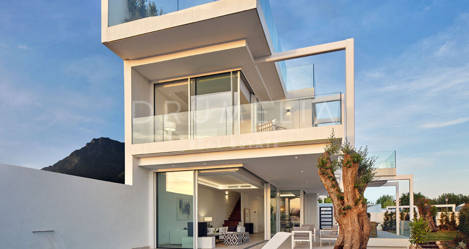 Indrukwekkend nieuw modern luxe herenhuis met prachtig zeezicht, Marbella