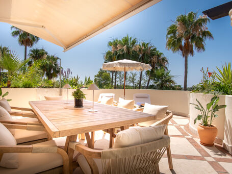 Elegant en Panoramisch Uitzicht in een Duplex Penthouse in Las Alamandas