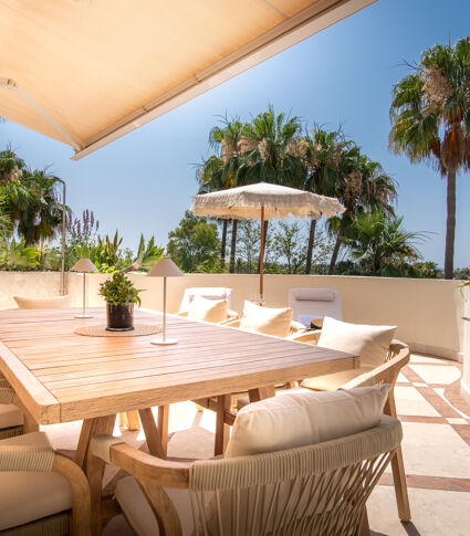 Elegans och Panoramautsikt i en Duplex Penthouse i Las Alamandas