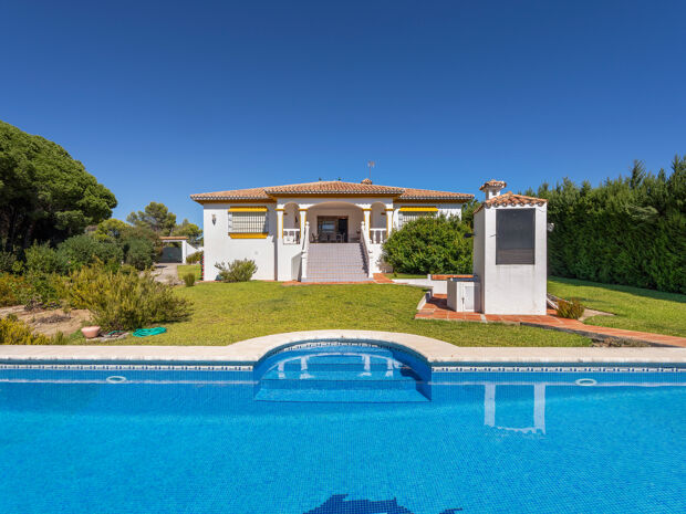 Encantadora villa con piscina y gran parcela en Los Flamingos, Benahavís