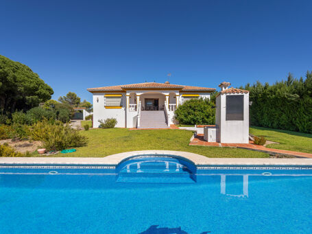 Charmante villa met zwembad en groot perceel in Los Flamingos, Benahavís