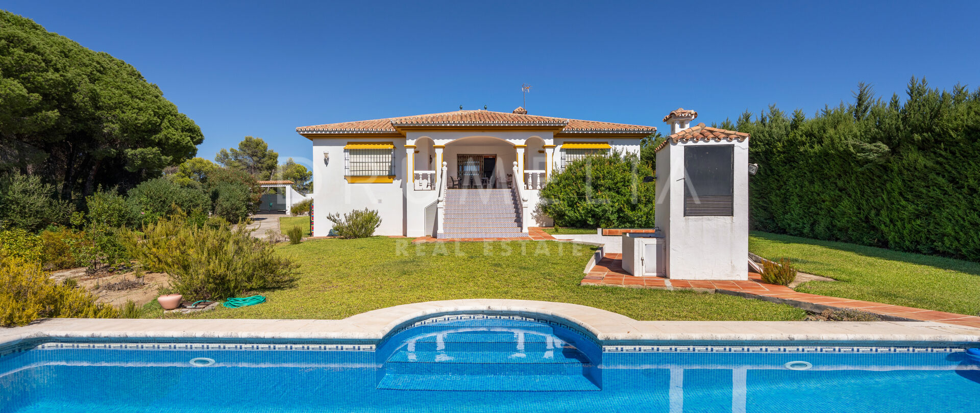 Urokliwa willa z basenem i dużą działką w Los Flamingos, Benahavís