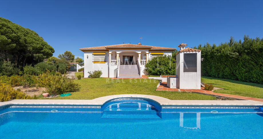 Charmig villa med pool och stor tomt i Los Flamingos, Benahavís