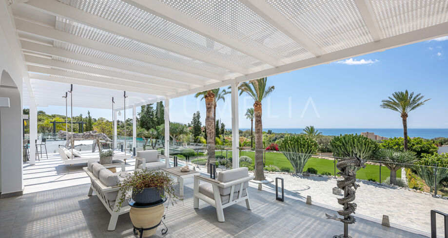 Villa met panoramisch uitzicht op de Middellandse Zee en exclusieve stijl in Oost‑Marbella