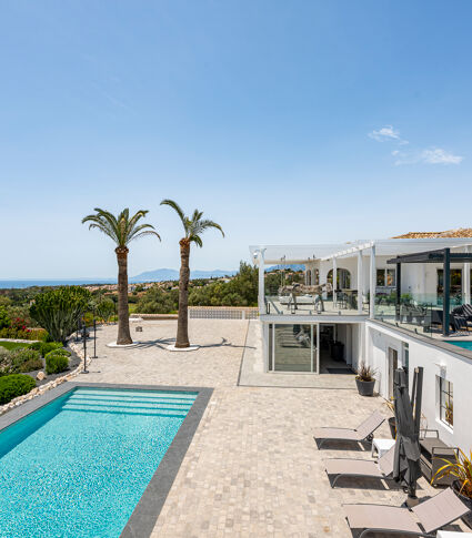 Villa med panoramautsikt över Medelhavet och exklusiv stil i östra Marbella