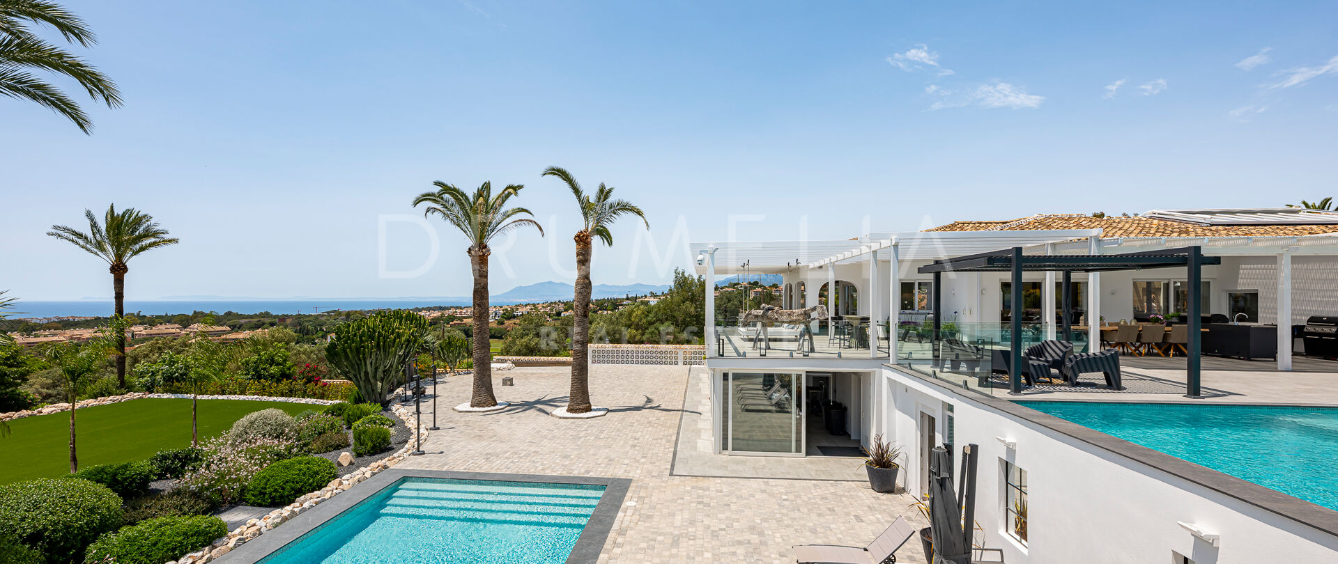 Villa with Panoramic Mediterranean Views and Exclusive Style in East Marbella