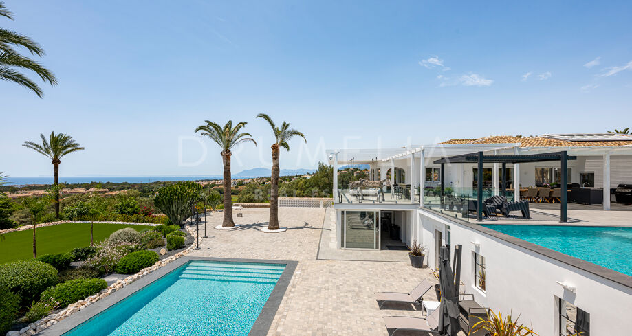 Villa met panoramisch uitzicht op de Middellandse Zee en exclusieve stijl in Oost‑Marbella