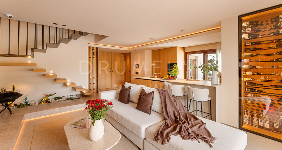 Odnowiony apartament dwupoziomowy z widokiem na góry i ogrody na Golden Mile w Marbelli