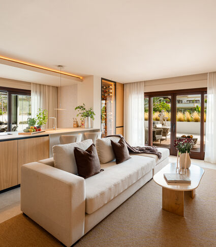 Totalrenoverad duplex med utsikt över berg och trädgårdar på Marbellas Golden Mile