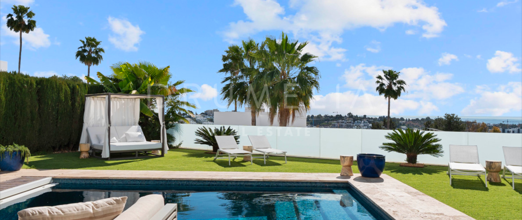Villa moderne de 5 chambres dans la résidence sécurisée d’Atalaya Fairways avec vue sur la mer, piscine, ascenseur et prestations de luxe.