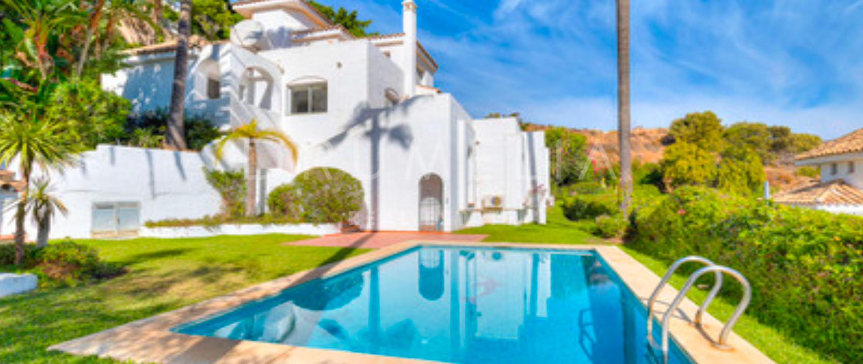 Очаровательная вилла с 5 спальнями в Нуэва Андалусия с бассейном, видом на горы и частным садом.