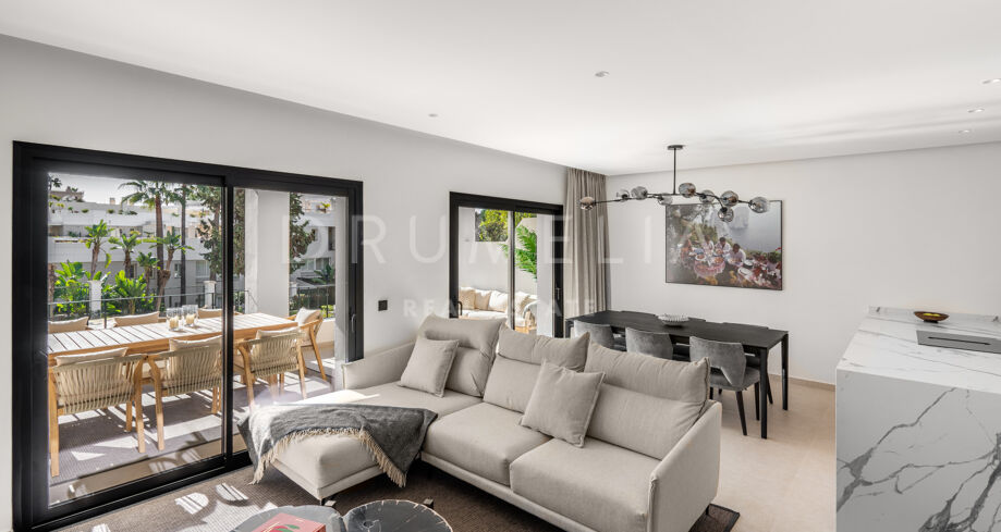 Полностью отреставрированный двухуровневый пентхаус с тремя спальнями и солярием в комплексе Алоха Гарденс, Нуэва Андалусия