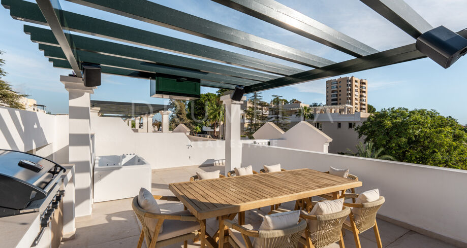 Полностью отреставрированный двухуровневый пентхаус с тремя спальнями и солярием в комплексе Алоха Гарденс, Нуэва Андалусия