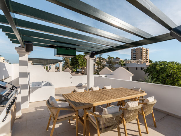 W pełni odnowiony, dwupoziomowy penthouse z trzema sypialniami i solarium w Aloha Gardens, Nueva Andalucía